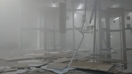 Imagens mostram destruição de agência bancária e movimentação no centro de Bauru Imagens mostram destruição de agência bancária e movimentação no centro de Bauru