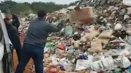 Reportagem da TV TEM entra na cozinha-piloto que guardava alimentos vencidos em Garça Reportagem da TV TEM entra na cozinha-piloto que guardava alimentos vencidos em Garça