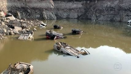 Polícia investiga carros encontrados no fundo de pedreira desativada no interior de SP Polícia investiga carros encontrados no fundo de pedreira desativada no interior de SP