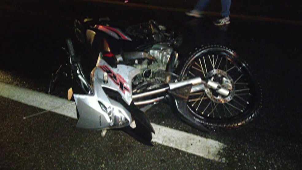 Polícia Rodoviária informou que motocicleta bateu em caminhão — Foto: Reprodução/ TV Diário