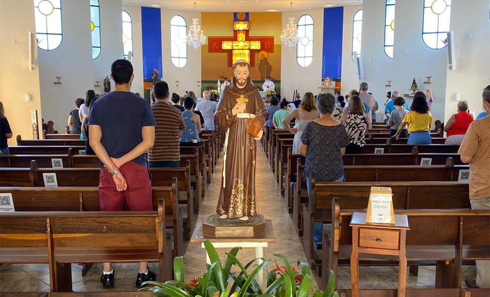 Fiéis rezam em celebração no dia de São Francisco de Assis, em Ribeirão Preto, SP — Foto: Pastoral da Comunicação/Divulgação