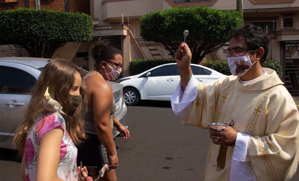 Pássaro é abençoado no dia de São Francisco de Assis, em Ribeirão Preto, SP — Foto: Pastoral da Comunicação/Divulgação