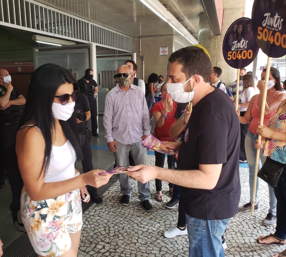 Guilherme Boulos (PSOL) distribui panfletos em frente ao Metrô Anhangabaú, no Centro de SP — Foto: Tatiana Santiago/G1