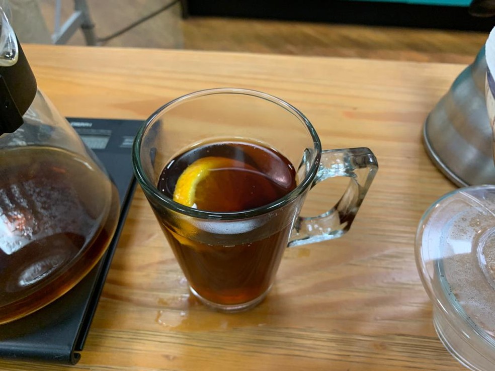 Café com laranja e canela preparado pelo barista Hallyson Ramos, do Museu do Café — Foto: Museu do Café