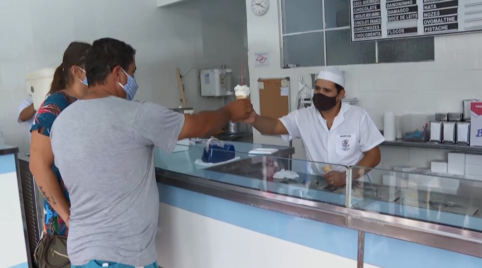 Motorista decidiu começar o dia na sorveteria para se refrescar em Ribeirão Preto — Foto: Fábio Júnior/EPTV