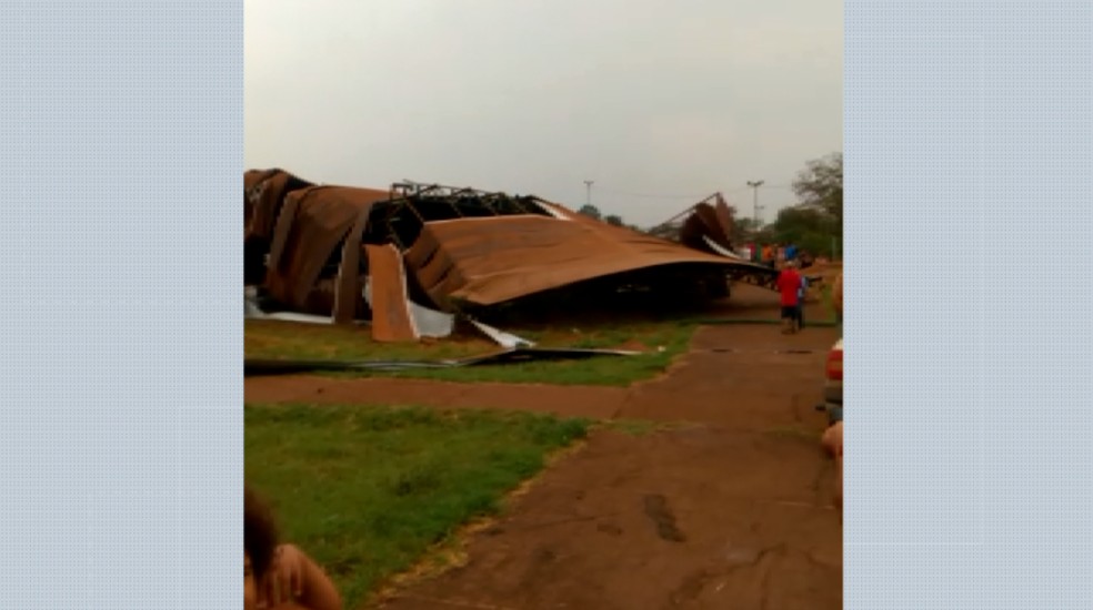 Estrutura metálica de quadra esportiva desaba com o vento em Pradópolis (SP) — Foto: EPTV/Reprodução