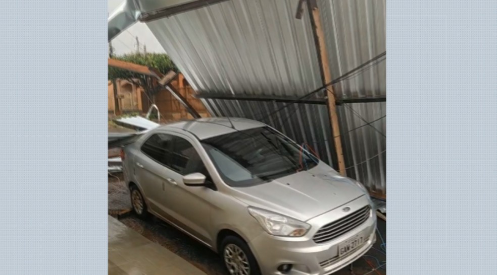 Com vento forte, estrutura metálica cai perto de carro estacionado em Viradouro (SP) — Foto: EPTV/Reprodução