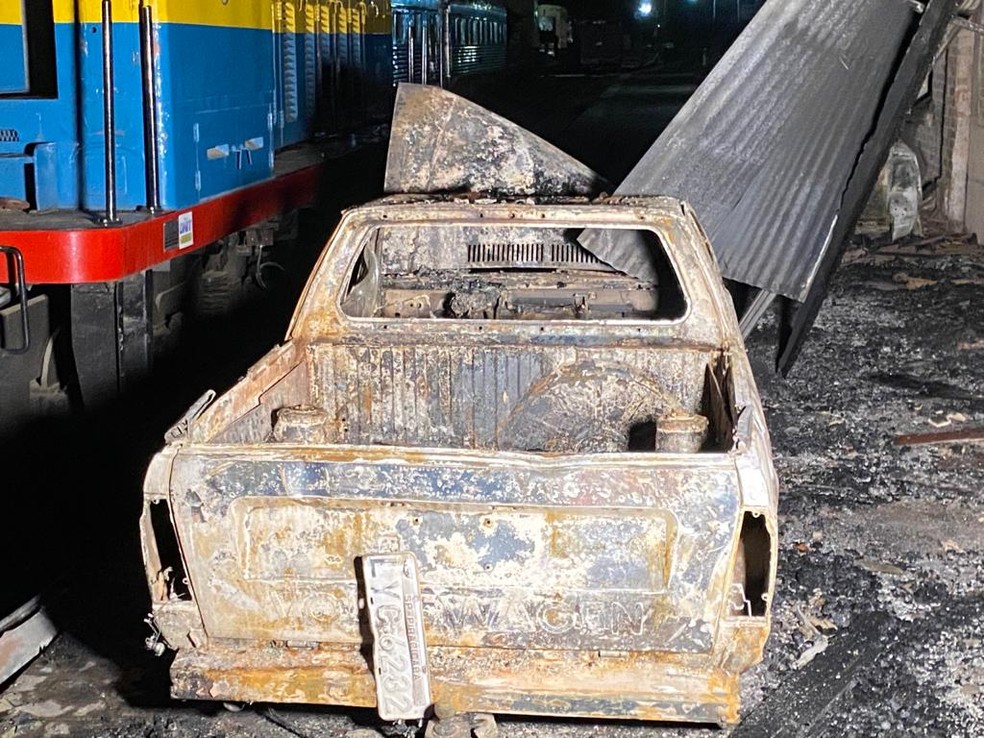 Carro queimado durante incêndio em estação ferroviária de Campinas — Foto: Daniel Mafra / EPTV