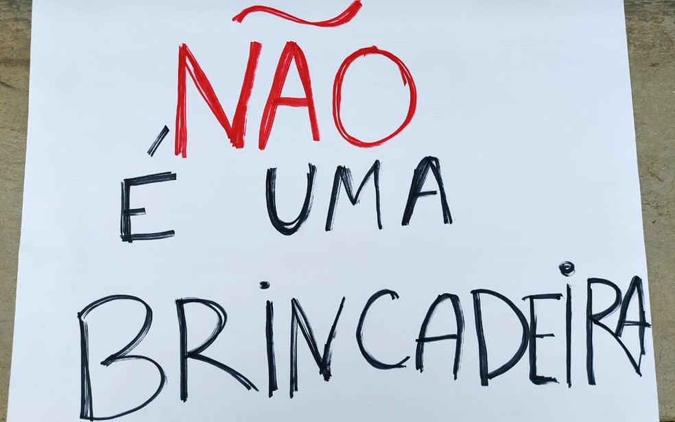Estudantes fazem ato pela demissão de professor por suposto assédio contra aluna durante aula on-line em Franca, SP — Foto: Nathália Henrique/EPTV