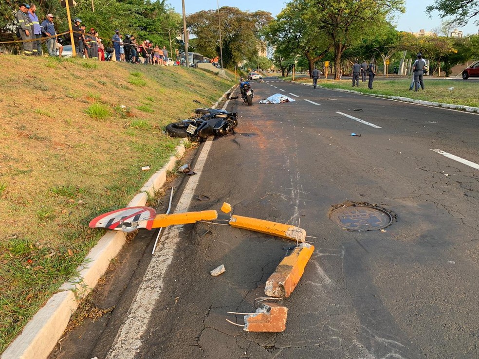 Impacto da batida destruiu um poste de sinalização na via em Bauru — Foto: Cesar Culiche/ TV TEM