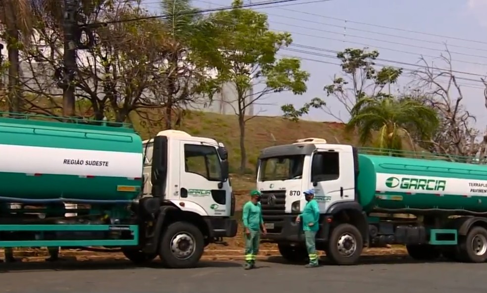 Caminhões-pipa são preparados para casos de urgência devido à seca, em Limeira — Foto: Márcio Campos/ EPTV