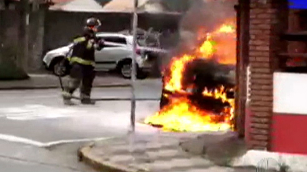 Os bombeiros foram chamados para conter o incêndio no veículo que estava parado ao lado de um restaurante. — Foto: Reprodução/TV Diário