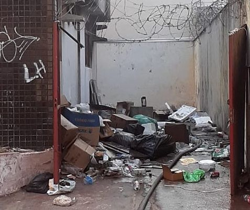 No local abandonado em Bauru havia lixo e recicláveis — Foto: Marco Previdello/ TV TEM