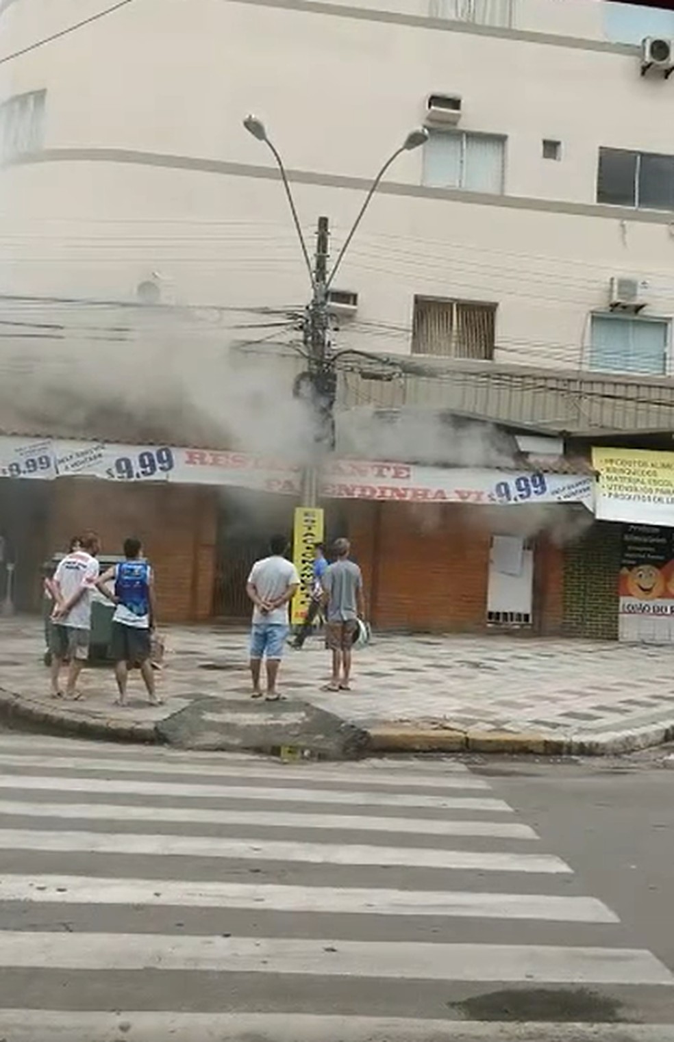 Princípio de incêndio atingiu o restaurante no centro de Mongaguá, SP — Foto: Reprodução/ SOS Mongaguá