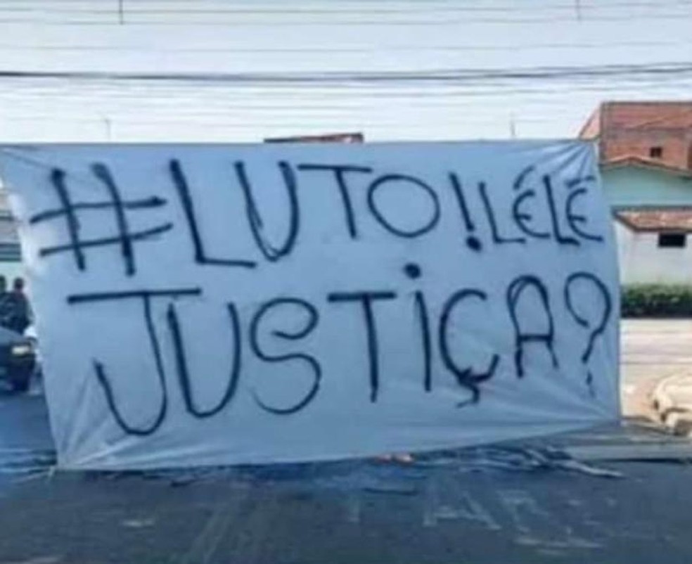 Moradores fizeram protesto próximo a casa de jovem — Foto: Arquivo Pessoal