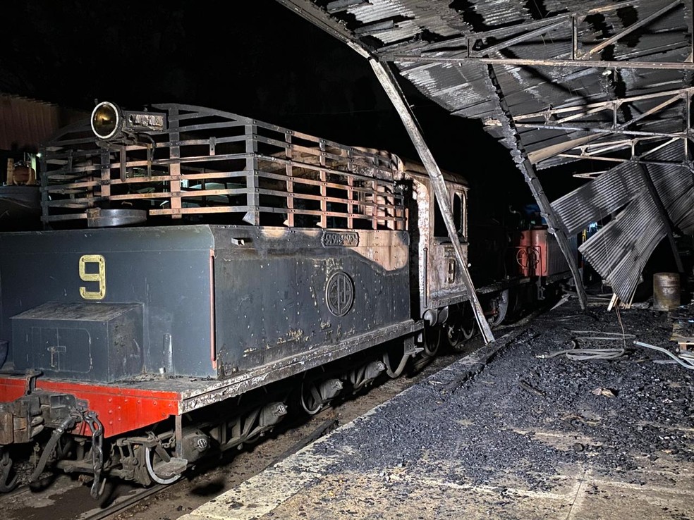 Locomotiva atingida por fogo na Estação Carlos Gomes, em Campinas — Foto: Daniel Mafra / EPTV