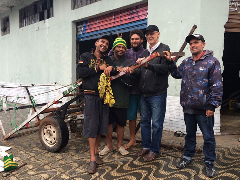 Padre Júlio Lancellotti, de boné preto e óculos, é da Pastoral da Rua e auxilia os moradores — Foto: Paula Paiva Paulo/G1