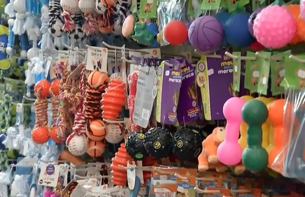 Maior parte dos produtos para pets é produzida no Brasil — Foto: TV TEM/Reprodução