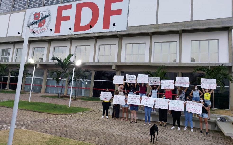 Estudantes fazem ato pela demissão de professor por suposto assédio contra aluna durante aula on-line em Franca, SP — Foto: Nathália Henrique/EPTV