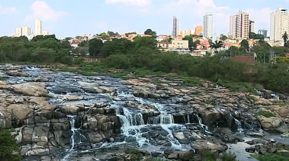 Pedras expostos em trecho do Rio Piracicaba que é cartão postal da cidade — Foto: Reprodução/ EPTV