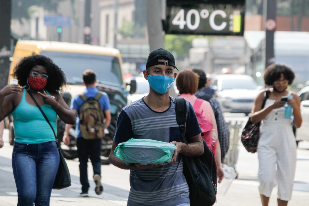 Paulistanos enfrentam sol forte e calor em SP nesta sexta — Foto: Fábio Vieira/Fotorua/Estadão Conteúdo