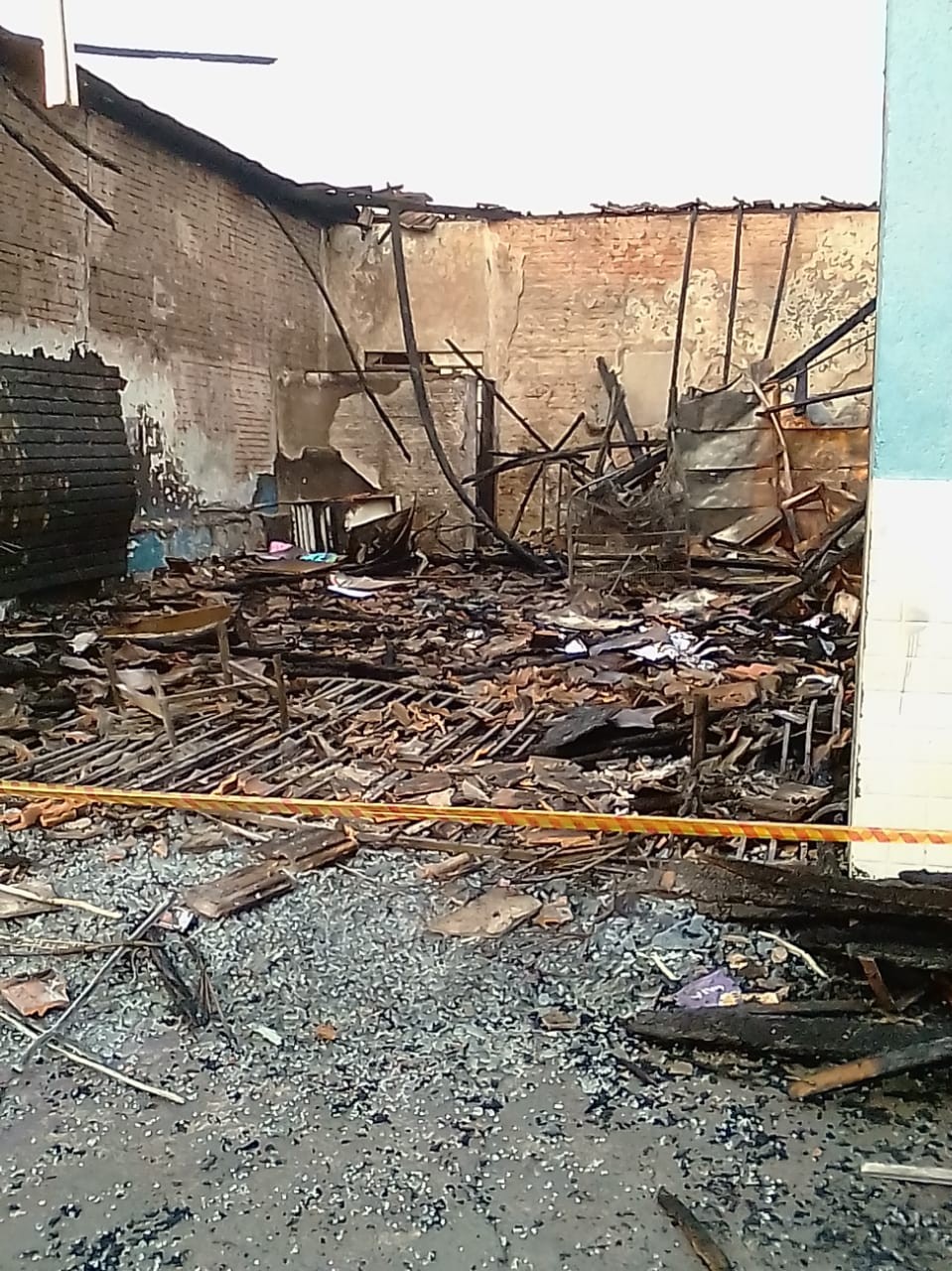 Incêndio destrói loja de aparelhos eletrônicos em Alfredo Marcondes