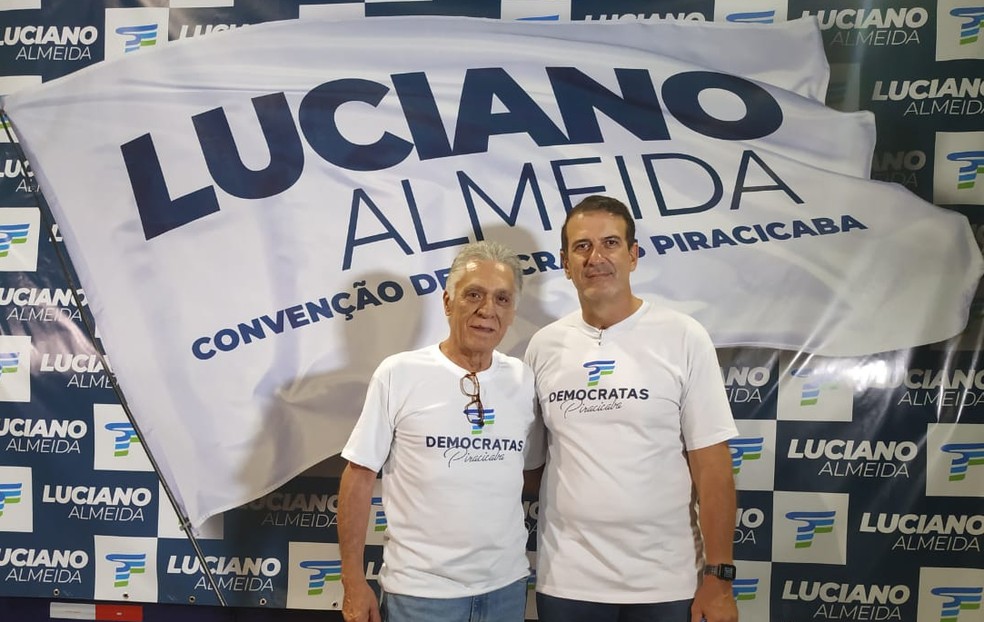Gabriel Ferrato e Luciano Almeida, durante convenção que oficializou suas candidaturas, em Piracicaba — Foto: Caroline Giantomaso/ G1