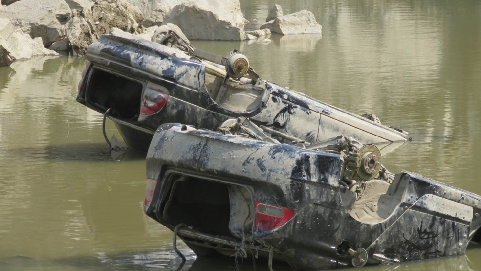 Carros apareceram em lago de pedreira após nível da água baixar em Salto de Pirapora — Foto: Germano Schonfelder/Arquivo pessoal