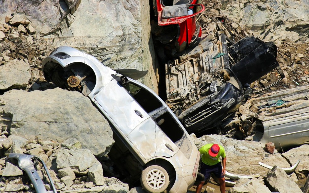 Carros encontrados em lago de pedreira de Salto de Pirapora após nível da água baixar tiveram peças furtadas — Foto: Arquivo pessoal