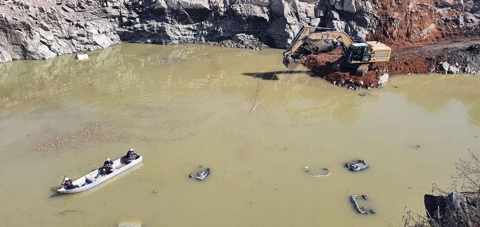 Polícia Civil retirou carros de lago em antiga pedreira de Salto de Pirapora — Foto: Moniele Nogueira/TV TEM