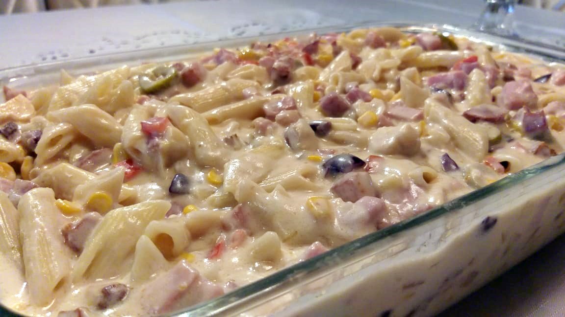 Macarrão com Molho Branco tem combinação colorida e gostosa de ingredientes