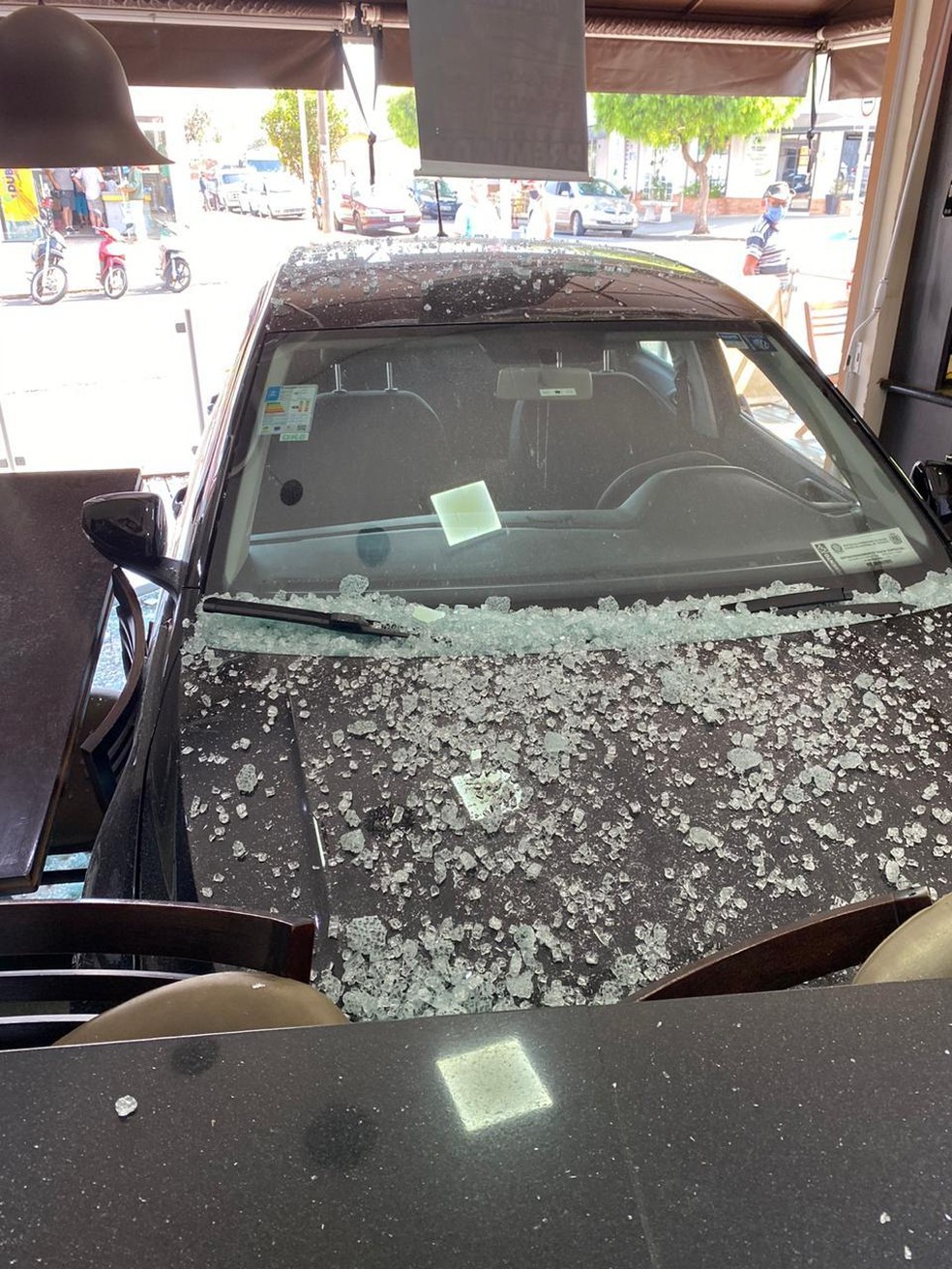 Veículo atingiu mesas e cadeiras de padaria em Botucatu — Foto: Arquivo pessoal