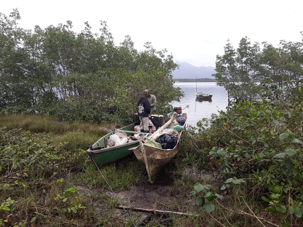 Canoa utilizada na pesca foi apreendida — Foto: Divulgação/ Polícia Militar Ambiental