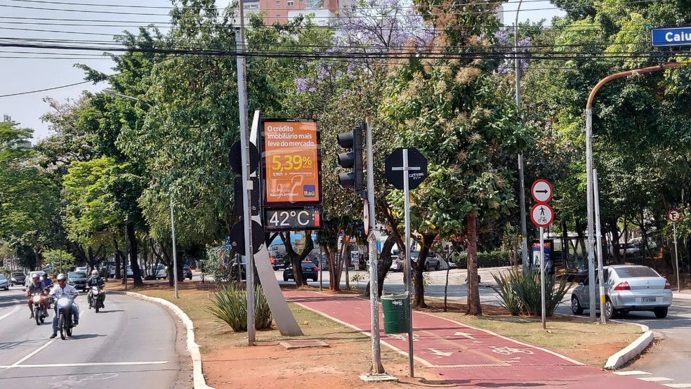 Termômetro marca 42ºC nesta quinta-feira (01) na Avenida Sumaré, na Zona Oeste de São Paulo. — Foto: Rodrigo Rodrigues/G1 SP