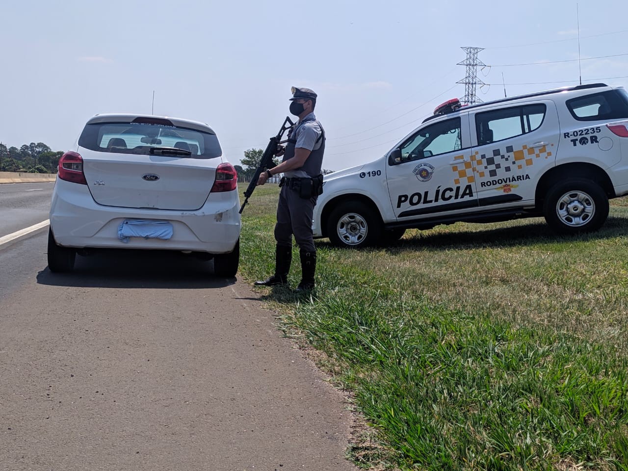 Polícia Rodoviária localiza carro furtado durante patrulhamento na Rodovia Raposo Tavares