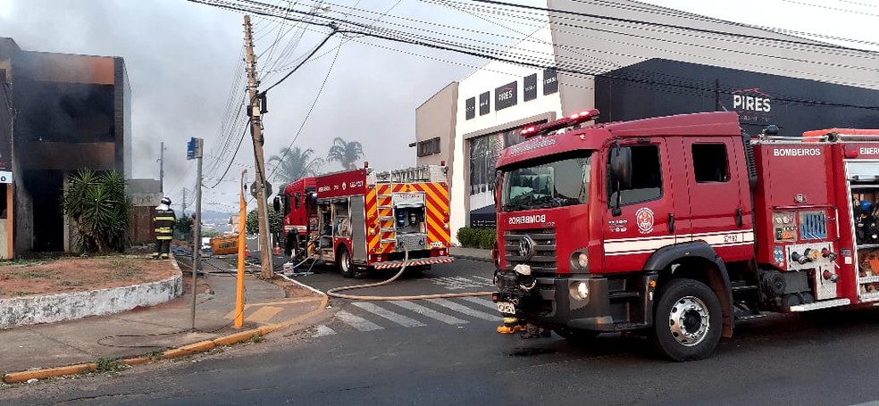 Bombeiros foram acionados para combater as chamas em Bauru — Foto: Marco Previdello / TV TEM