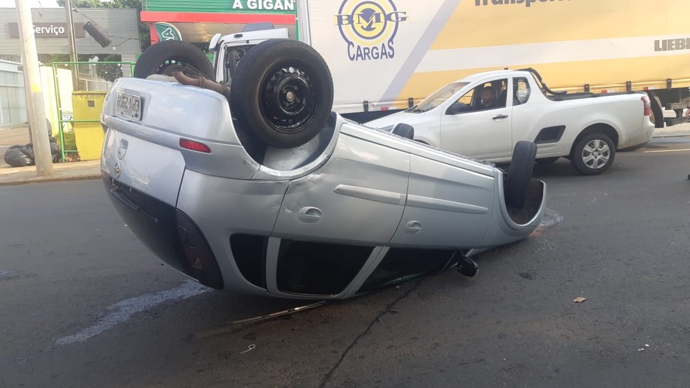 Homem tentou atropelar ex-namorada e capotou carro — Foto: Edijan Del Santo/EPTV