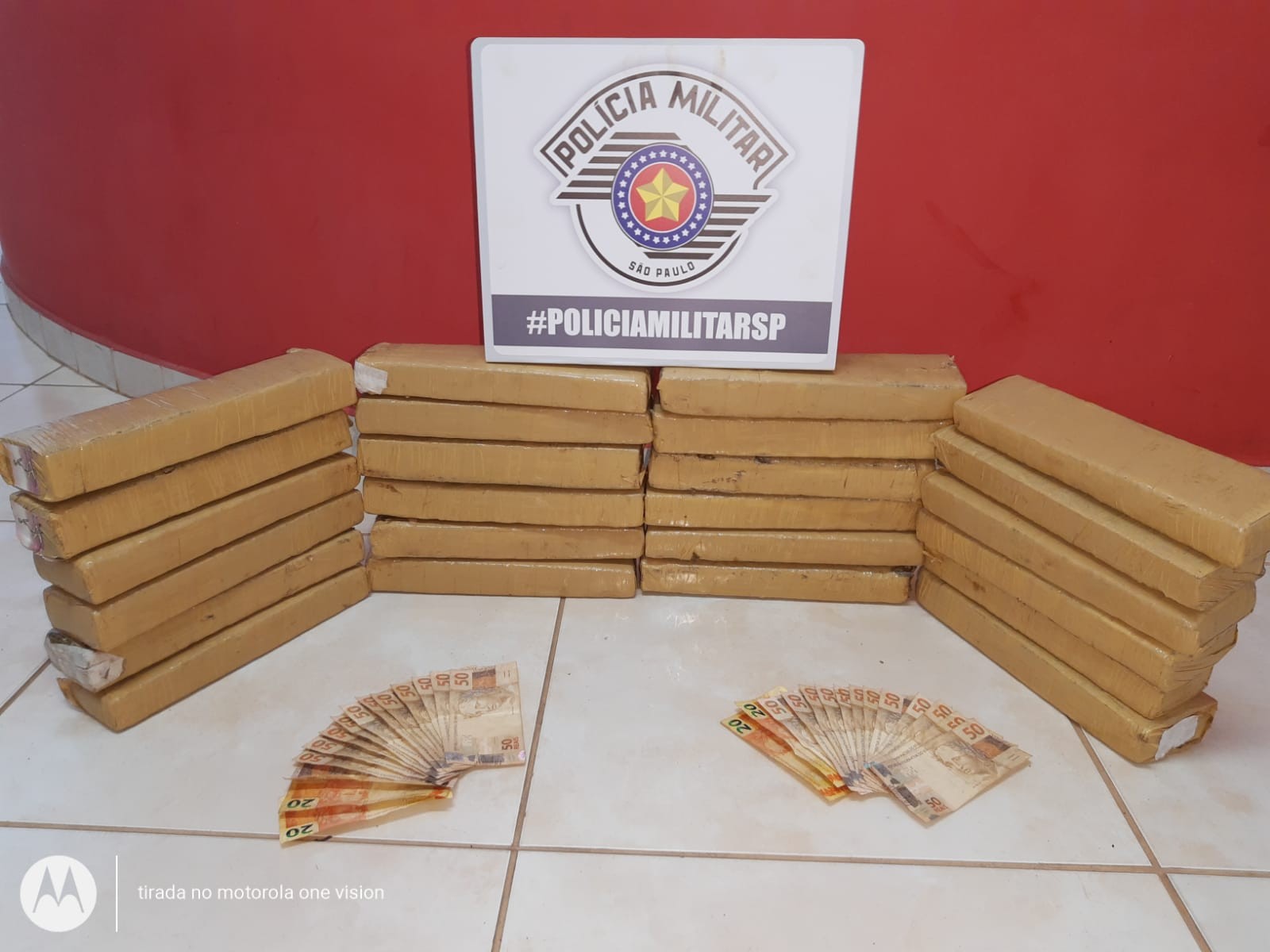 Jovens são presos com 24 tabletes de maconha escondidos dentro de forro de carro em Adamantina