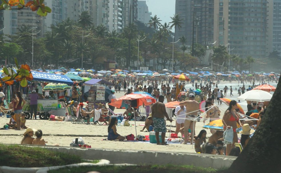 Turistas e banhistas aproveitaram sábado ensolarado — Foto: Alexsander Ferraz/ A Tribuna Jornal