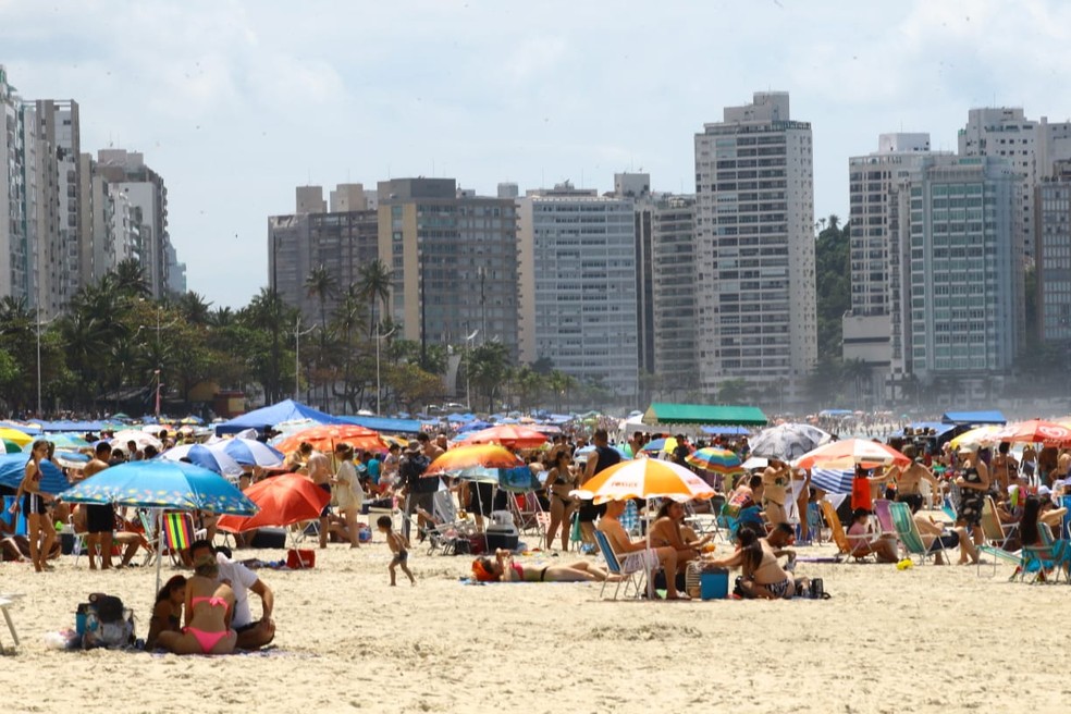 Banhistas desrespeitaram decreto que proíbe guarda-sóis e cadeiras — Foto: Alexsander Ferraz/ A Tribuna Jornal