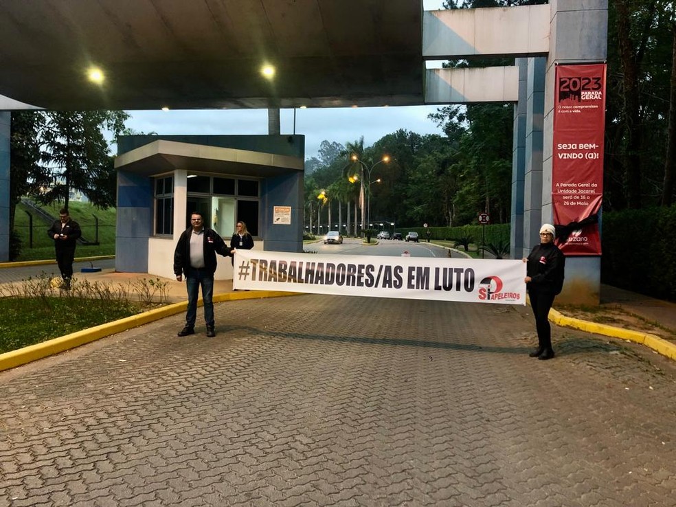 Sindicato e funcionários de indústria de Jacareí protestam após morte de trabalhador