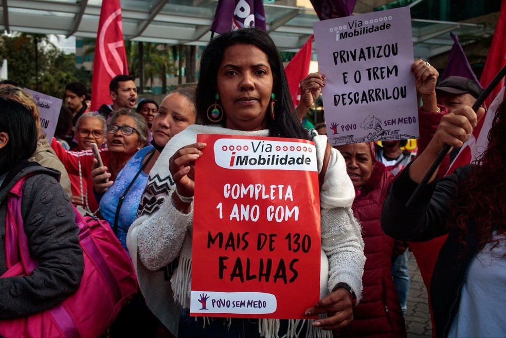 Grupo protesta contra falhas constantes nas linhas de trens operadas pela ViaMobilidade em SP