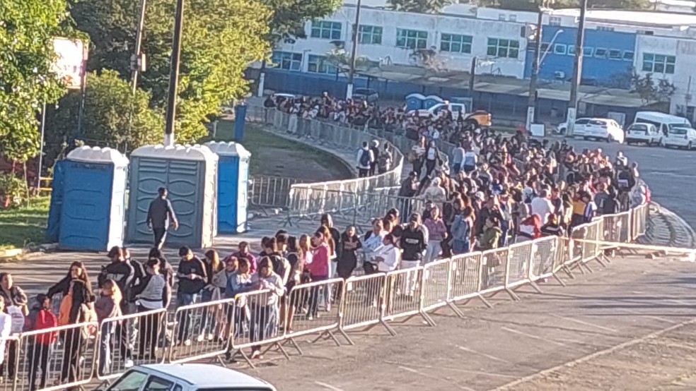 Centenas de pessoas formam fila para feira de emprego em Mauá, na Grande SP