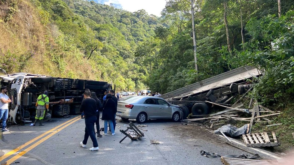 Homem e mulher ficam feridos em acidente entre dois caminhões e um carro na Floriano Rodrigues Pinheiro