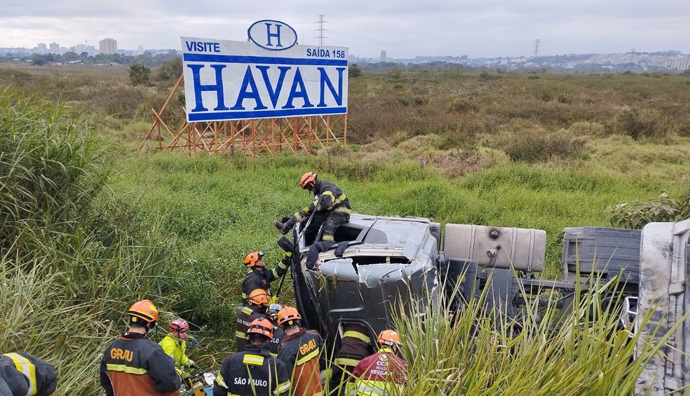 Motorista fica preso nas ferragens após caminhão tombar na Dutra no trecho de Jacareí