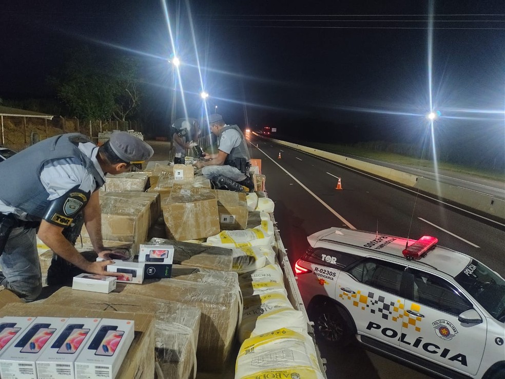 Homem é preso com 200 mil maços de cigarro em carga de abóbora na Rodovia Orlando Quagliato