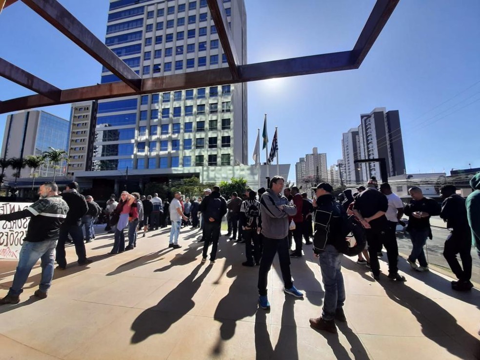 Manifestantes protestam contra terceirização na Mercedes-Benz em Campinas; MPT marca audiência para mediar acordo