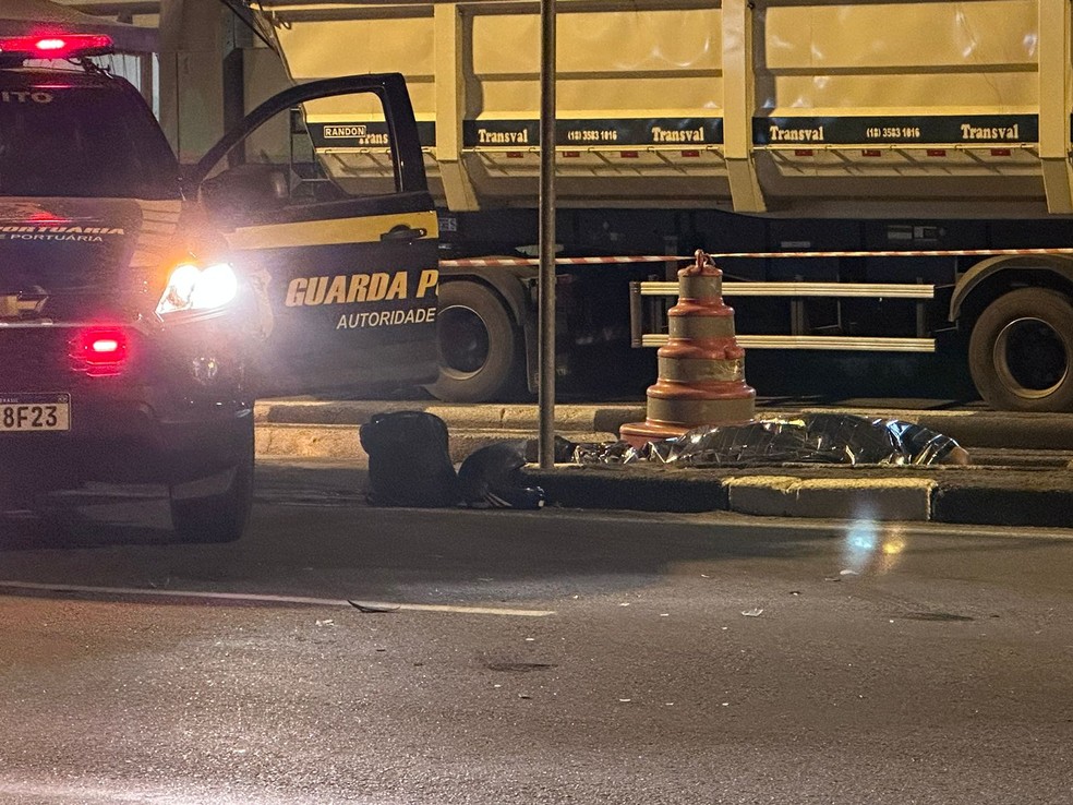 Motociclista morre após colisão com ciclista na avenida Mário Covas, em Santos, SP