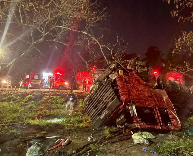 Motorista fica preso nas ferragens após capotar caminhão na Dutra em Jacareí, SP