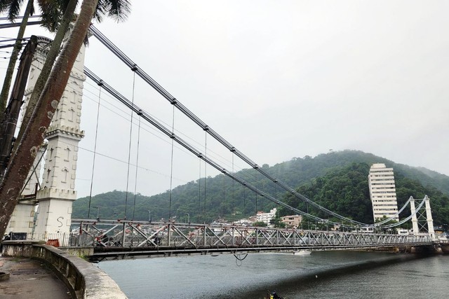 Ponte Pênsil é interditada para a instalação de guarda-corpos e acabamentos